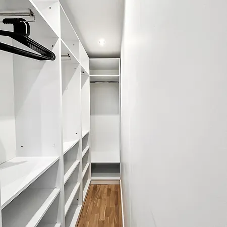 November - Newly Renovated Near Theatre, Old Town Apartment *
