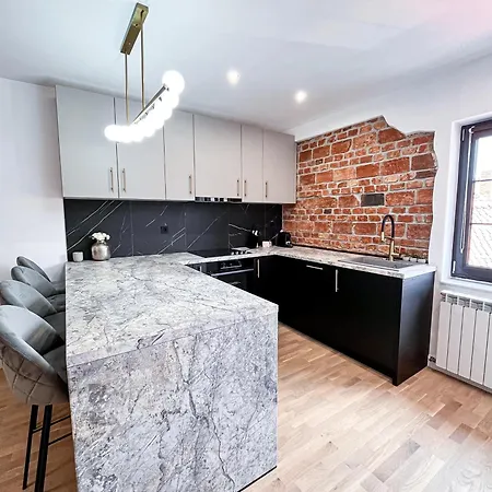 November - Newly Renovated Near Theatre, Old Town Apartment Brasov