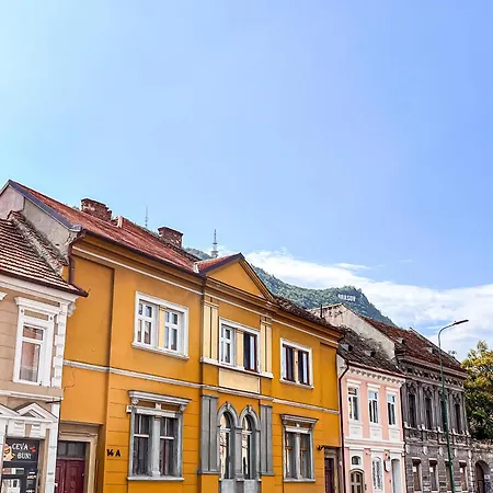 November - Newly Renovated Near Theatre, Old Town Apartment *
