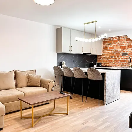 November - Newly Renovated Near Theatre, Old Town Apartment Brasov
