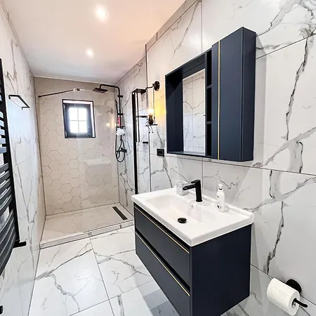 November - Newly Renovated Near Theatre, Old Town * Brasov