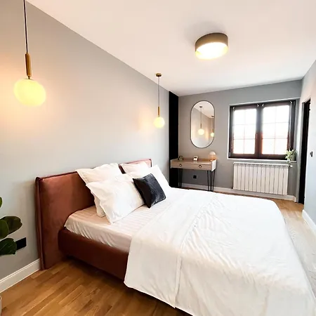 November - Newly Renovated Near Theatre, Old Town Brasov