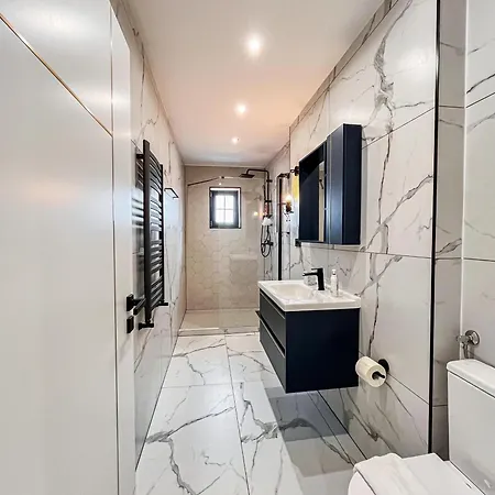 November - Newly Renovated Near Theatre, Old Town Apartment