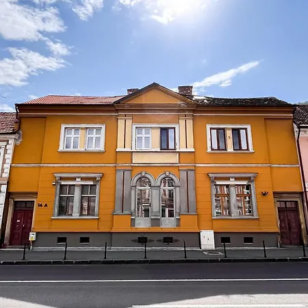 November - Newly Renovated Near Theatre, Old Town Apartment
