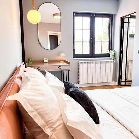 November - Newly Renovated Near Theatre, Old Town Apartment *